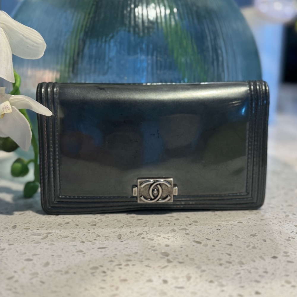 CHANEL Black Leather Wallet with Silver Clasp